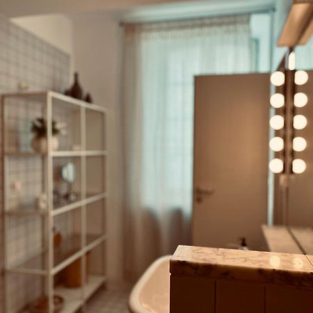 Apartment Am Schloss - Charme Saarbrücken Esterno foto